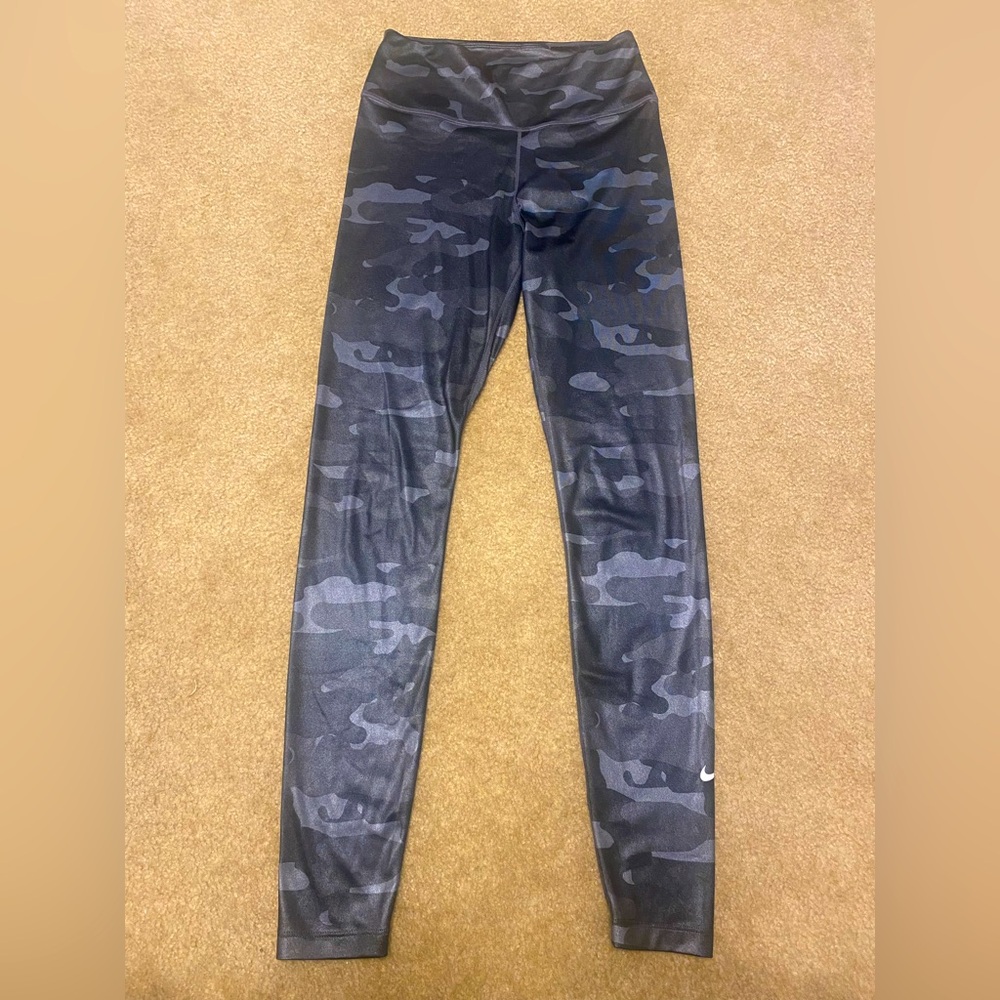 NIKE Mid Rise tights

Dark Camouflage 

SizeS

Worn a few times still looks good